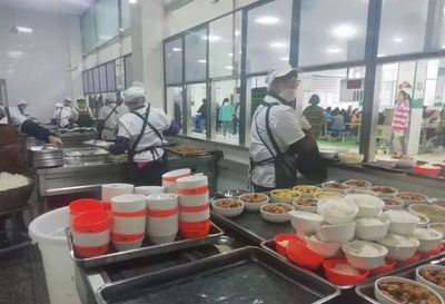食堂打饭阿姨的迷操作 宁愿把饭倒掉也不给学生多盛，背后原因是这样的